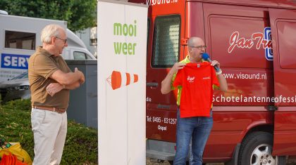 20250812_Zuidenwind-hijst-Kindervakantiewerk-Nederweert-in-nieuw-T-shirt_9