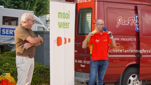 20250812_Zuidenwind-hijst-Kindervakantiewerk-Nederweert-in-nieuw-T-shirt_9