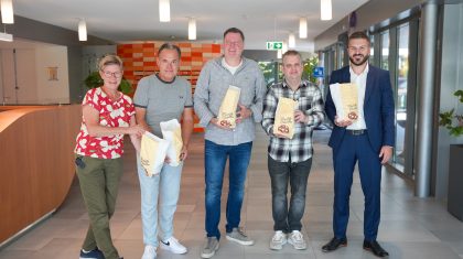 20250901_Bewoners-St-Joseph-Nederweert-genieten-van-oliebollen-van-de-kermis_1