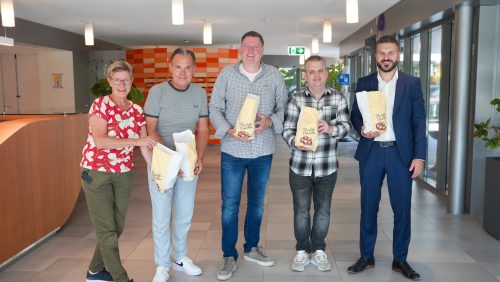 20250901_Bewoners-St-Joseph-Nederweert-genieten-van-oliebollen-van-de-kermis_1