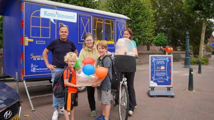 Annelies Heijnen en buurvrouw Sanne Eilers. Kinderen Thijmen, Wietse en Boukje.