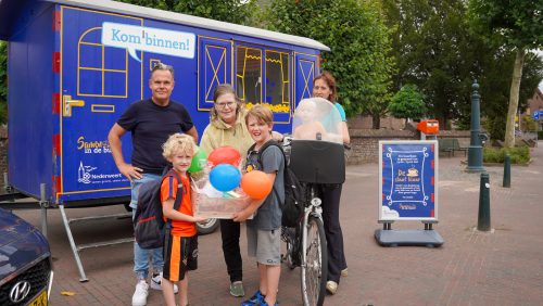 Annelies Heijnen en buurvrouw Sanne Eilers. Kinderen Thijmen, Wietse en Boukje.