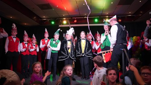 20251128_Jeugdprins-Jip-en-jeugdprinses-Fenna-van-de-Jong-Vlikkestaekers_23