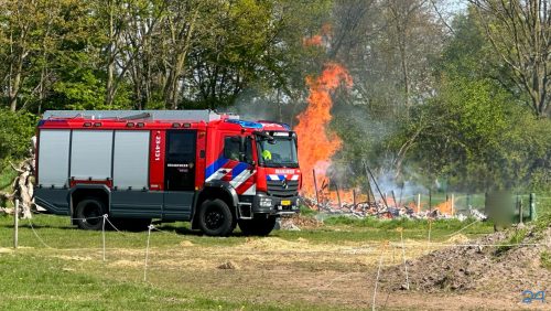 2025_04_11-Brand-Sebastiaanskapelstraat-Weert-snoeiafval-1 2025_04_11-Brand-Sebastiaanskapelstraat-Weert-snoeiafval-1