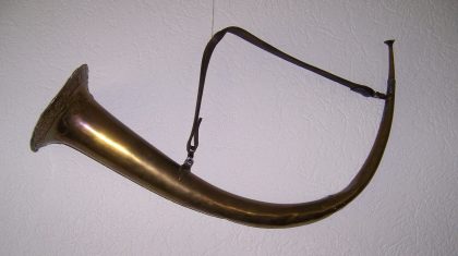 De koperen hoorn aan de muur in het gemeentehuis. Foto | Archief SGN