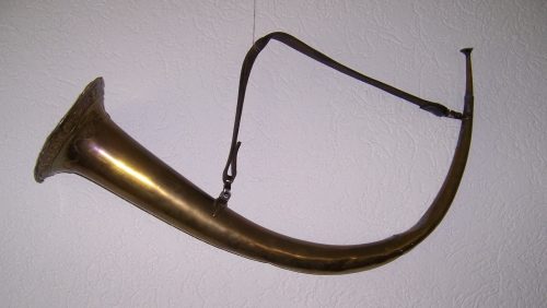 De koperen hoorn aan de muur in het gemeentehuis. Foto | Archief SGN