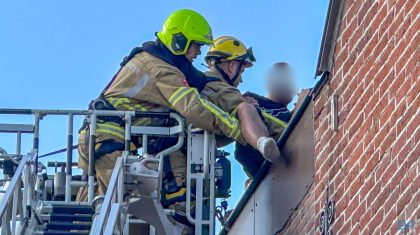 2025_08_17-Man-op-rand-van-dak-in-Beekstraat-Weert-4