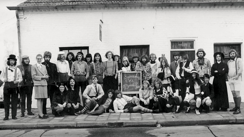 2025_08_18-Redactie-Kroegenboek-Nederweert-organiseert-pubquiz-over-cafeleven-jaren-70-en-80