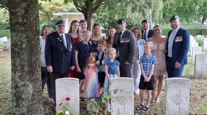 2025_08_28-Familie-Private-Douglas-Alexander-Langham-brengt-bezoek-aan-graf-op-Britse-begraafplaats3