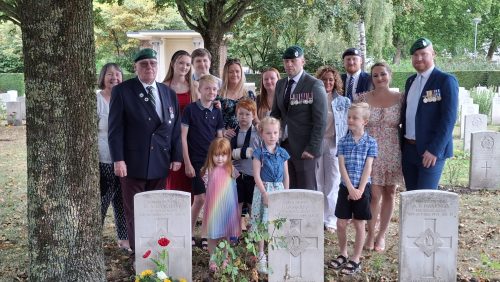 2025_08_28-Familie-Private-Douglas-Alexander-Langham-brengt-bezoek-aan-graf-op-Britse-begraafplaats3