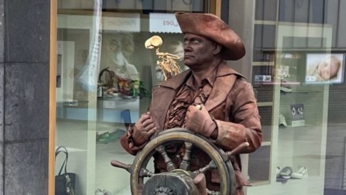 2025_10_20-Levende-standbeelden-tijdens-koopzondag-in-Weert1