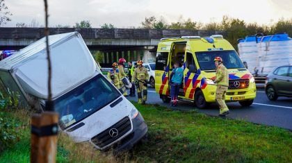 2025_10_27-Vrachtwagen-raakt-van-de-weg-op-A2-bij-Weert-1-2