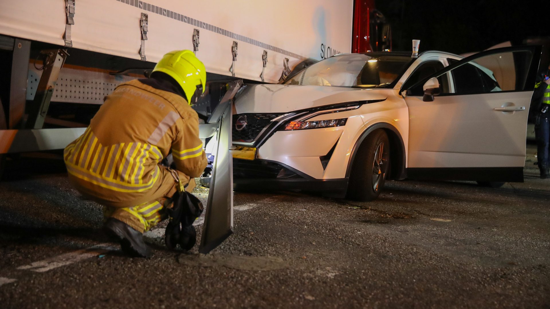 2025_11_04-Auto-zonder-remmen-bots-tegen-vrachtwagens-in-Nederweert-7