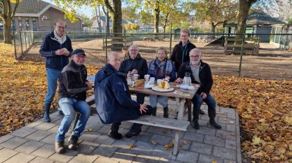 2025_11_08-Vrijwilligers-ruimen-blad-in-dierenweide-Florastraat-5