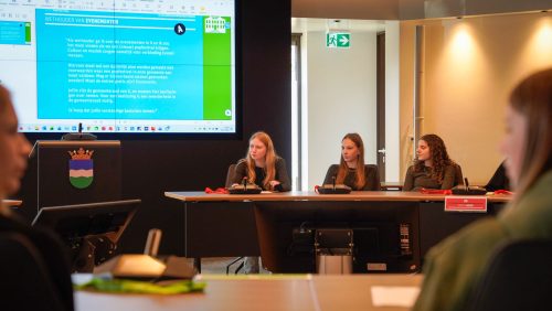 2025_11_23-Klassenbezoek-Yuverta-Nederweert-aan-gemeente-Nederweert-12