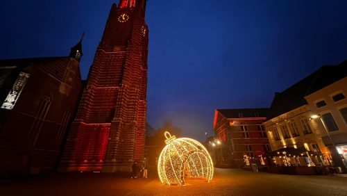 2025_12_04-Iconische-kerstbal-straalt-op-de-Markt-in-Weert