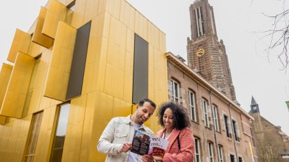 2025_12_05-Museum-W-ontwerp-Maurice-Mentjens-gevel-met-publiek-fotograaf-Kim-Roufs