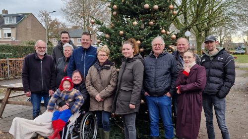 2025_12_08-Buurtbewoners-zetten-samen-kerstboom-bij-de-dierenweide9