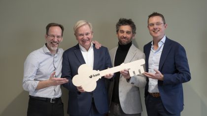 Marc Rouppe van der Voort, Will van Grimbergen, Christoph Loo en Gertjan Kamps ontvingen namens SJG Weert de symbolische sleutel van het nieuwe ziekenhuisgebouw - Foto | Alf Mertens