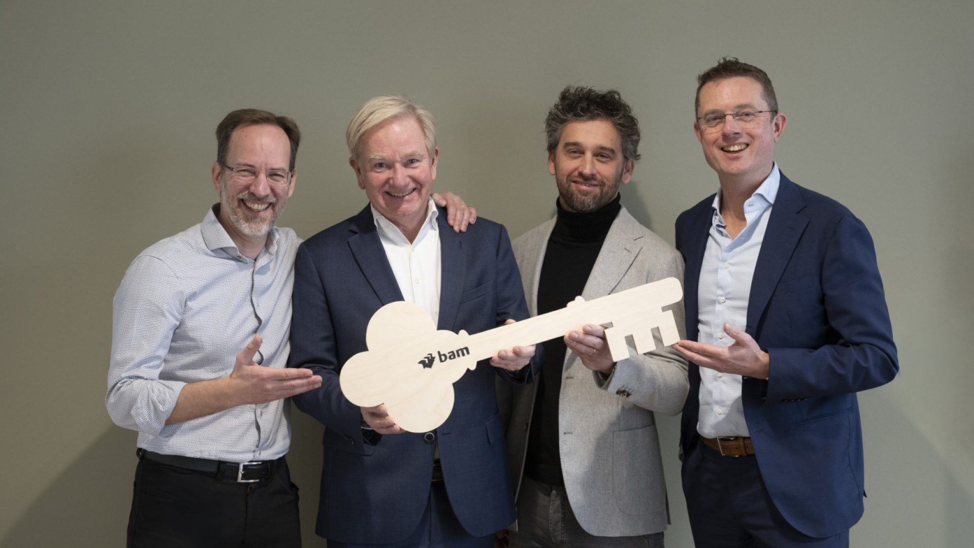 Marc Rouppe van der Voort, Will van Grimbergen, Christoph Loo en Gertjan Kamps ontvingen namens SJG Weert de symbolische sleutel van het nieuwe ziekenhuisgebouw - Foto | Alf Mertens