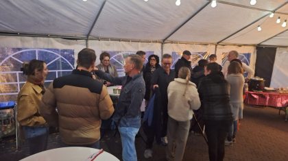 2025_12_15-Gezelligheid-en-verbinding-bij-plaatsing-buurtboom-in-Merenveld1