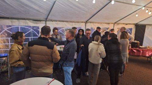 2025_12_15-Gezelligheid-en-verbinding-bij-plaatsing-buurtboom-in-Merenveld1