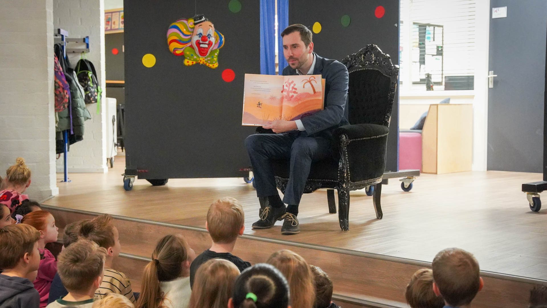 2026-01-22-Wethouder_Jorik_Franssen_leest_voor_op_de_Bongerd-3