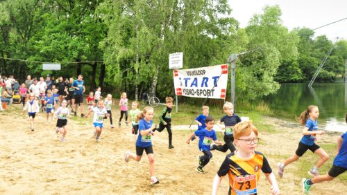 2026-06-08-Ruim-zestig-kinderen-zorgen-voor-sportieve-aftrap-van-543e-HEMA-Volksloop1