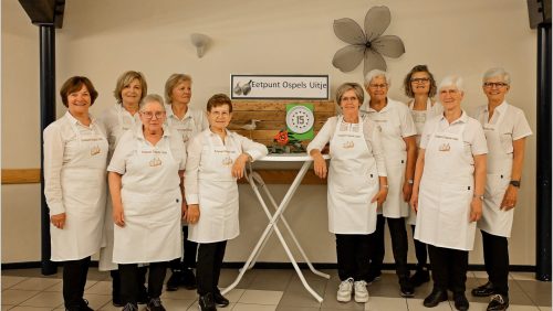 2026-06-17-1e-Bijdrage-FAN-van-DOOSPEL-uitgereikt-aan-eetpunt-Het-Ospels-Uitje2