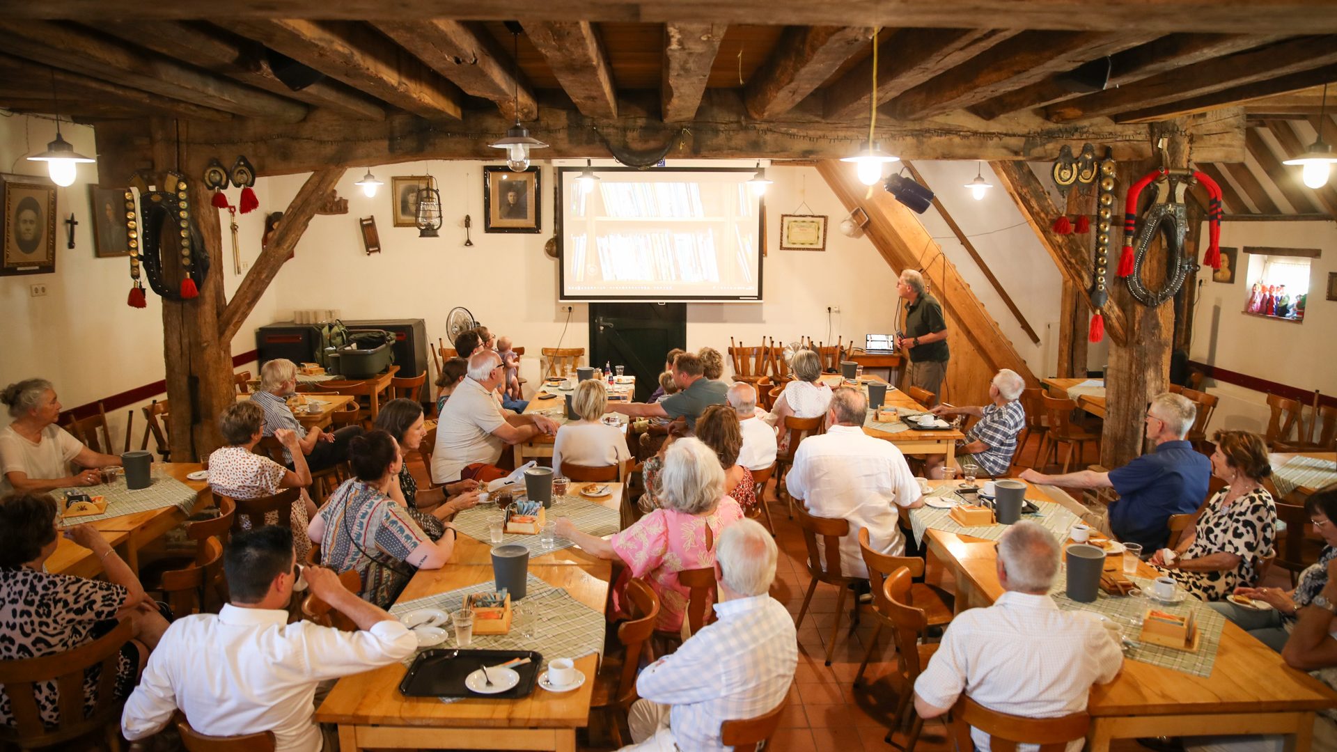 2026-06-28_Overhandiging_boekencollectie_Jos_van_de_Wouw_Eynderhoof-13