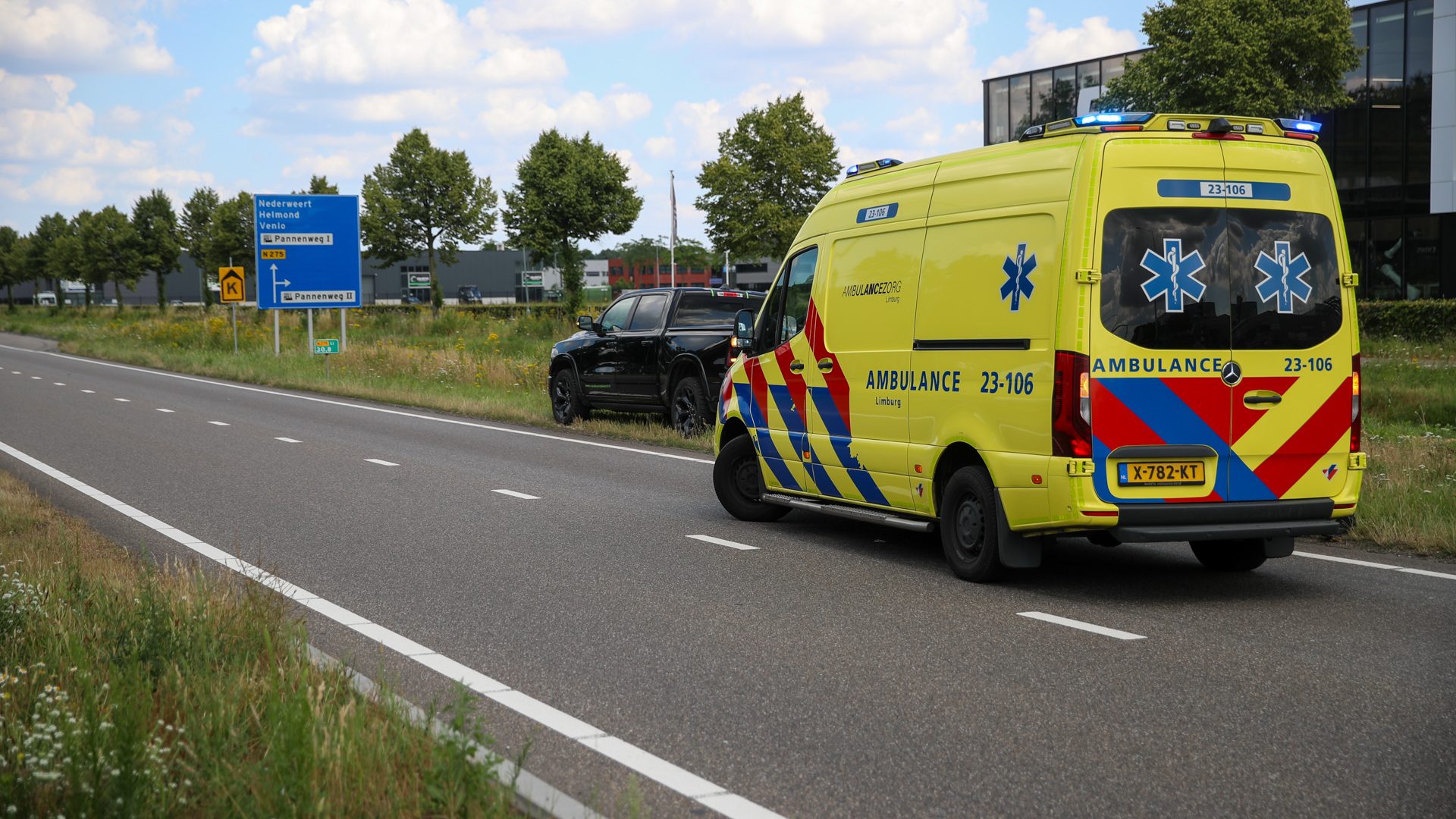 2026-07-01-Wielrenster-gewond-bij-aanrijding-Randweg-Zuid-Nederweert-3