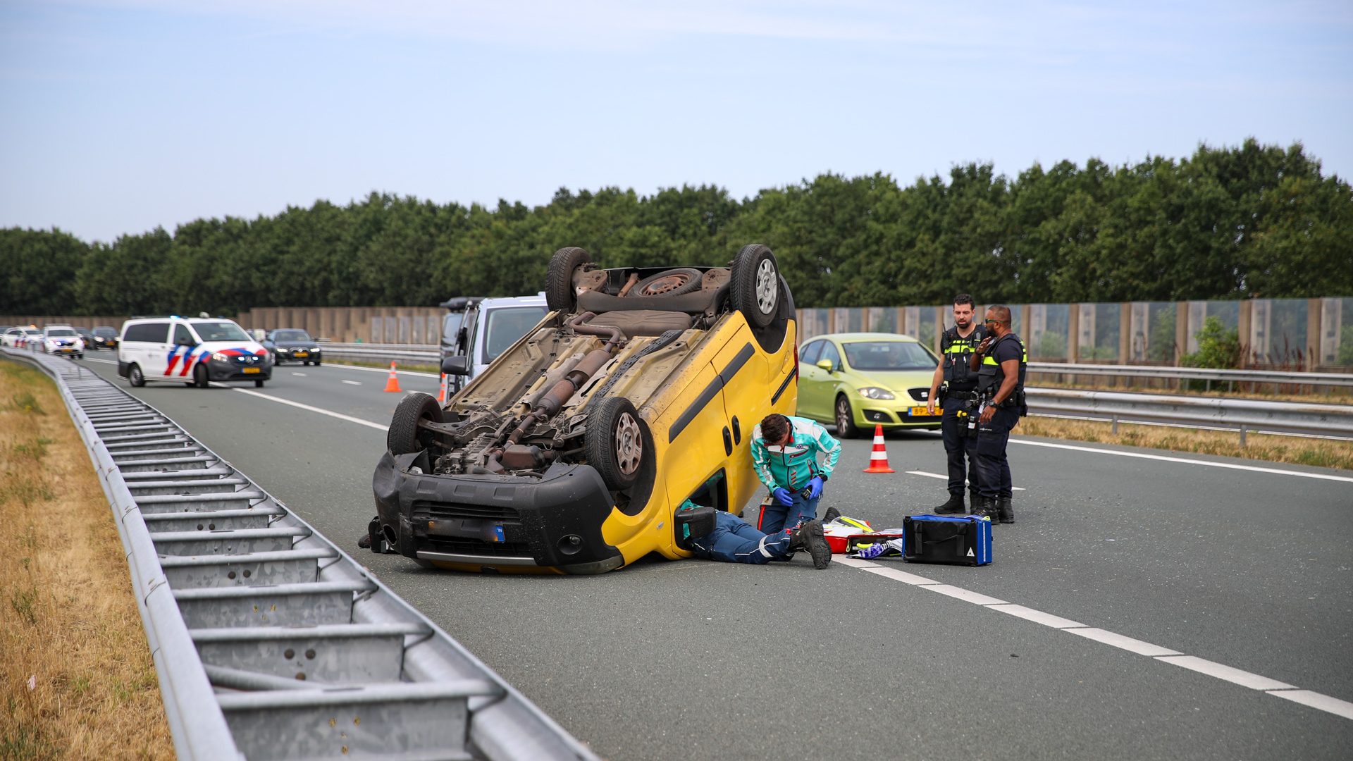 2026-08-03-Ongeval-A2-Nederweert-auto-over-de-kop-2