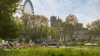 Landesgartenschau Neuss 2026: Uitzicht vanuit het park op het reuzenrad en de Quirinus Münster © Markus van Offern