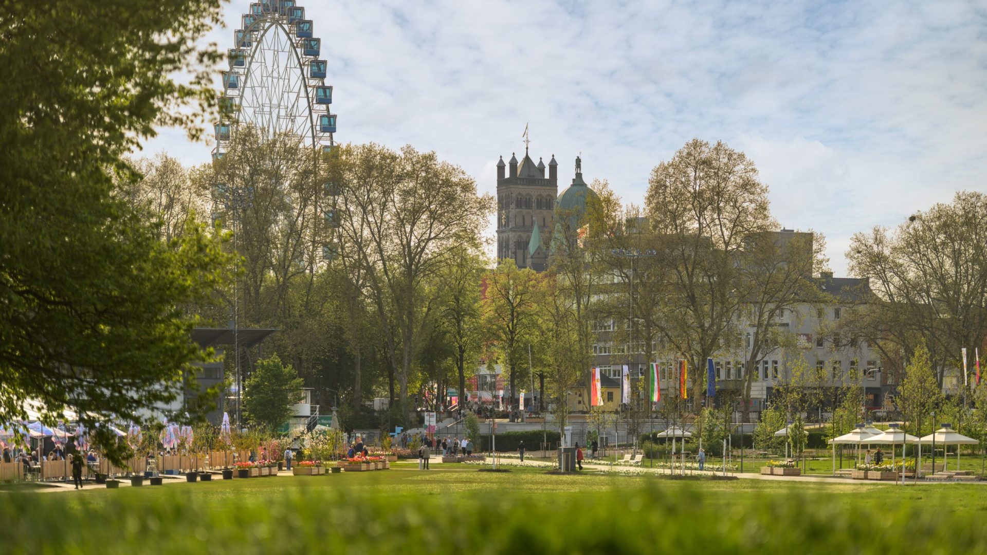 Landesgartenschau Neuss 2026: Uitzicht vanuit het park op het reuzenrad en de Quirinus Münster © Markus van Offern
