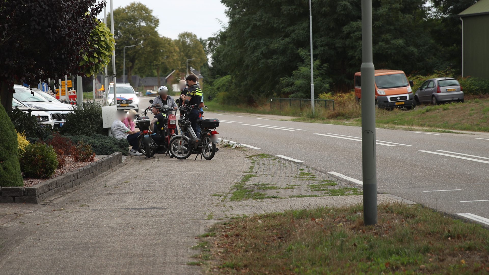2026-08-27-Tomos-rijder-onderuit-in-Leveroy-1