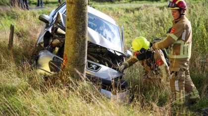 2026-09-16-Auto-botst-tegen-boom-Bloemerstraat-Nederweert-3