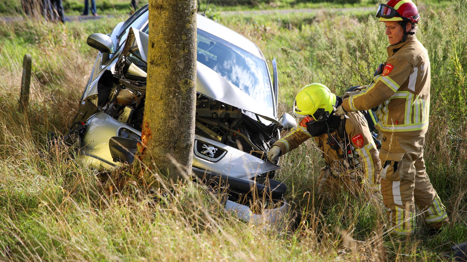 2026-09-16-Auto-botst-tegen-boom-Bloemerstraat-Nederweert-3