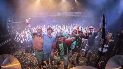 2026-10-15-Harry-en-de-Gebroeeke-Zwiegelkes-openen-51ste-LVK-finale-in-Weert