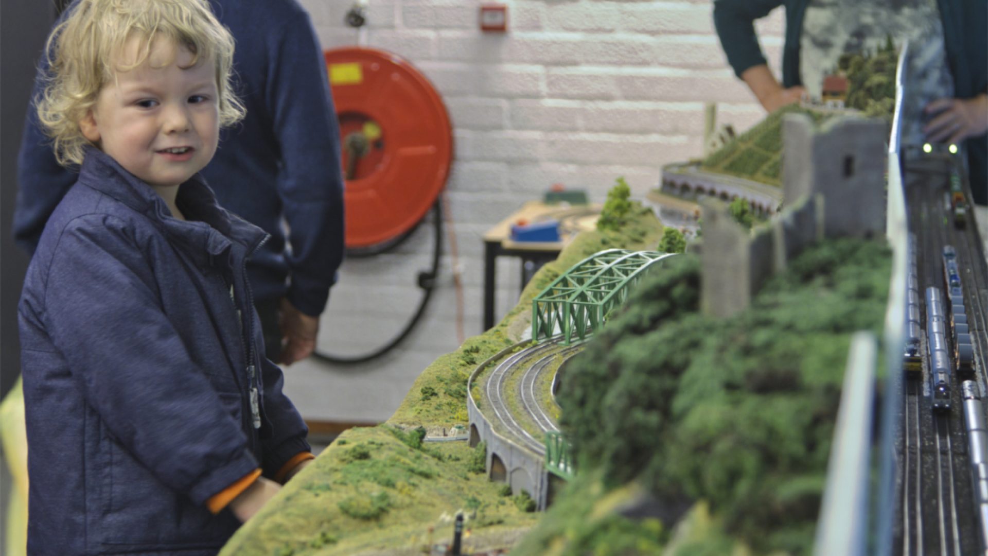 2026-10-26-Modelspoorbeurs-in-Moesel-trekt-jong-en-oud