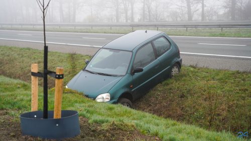 20260308_Auto-belandt-in-sloot-naast-A2-bij-Weert_2