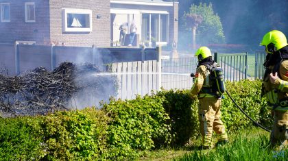 20260422_Brandweer-Nederweert-op-pad-vanwege-brandende-haag-aan-Rochushof_6