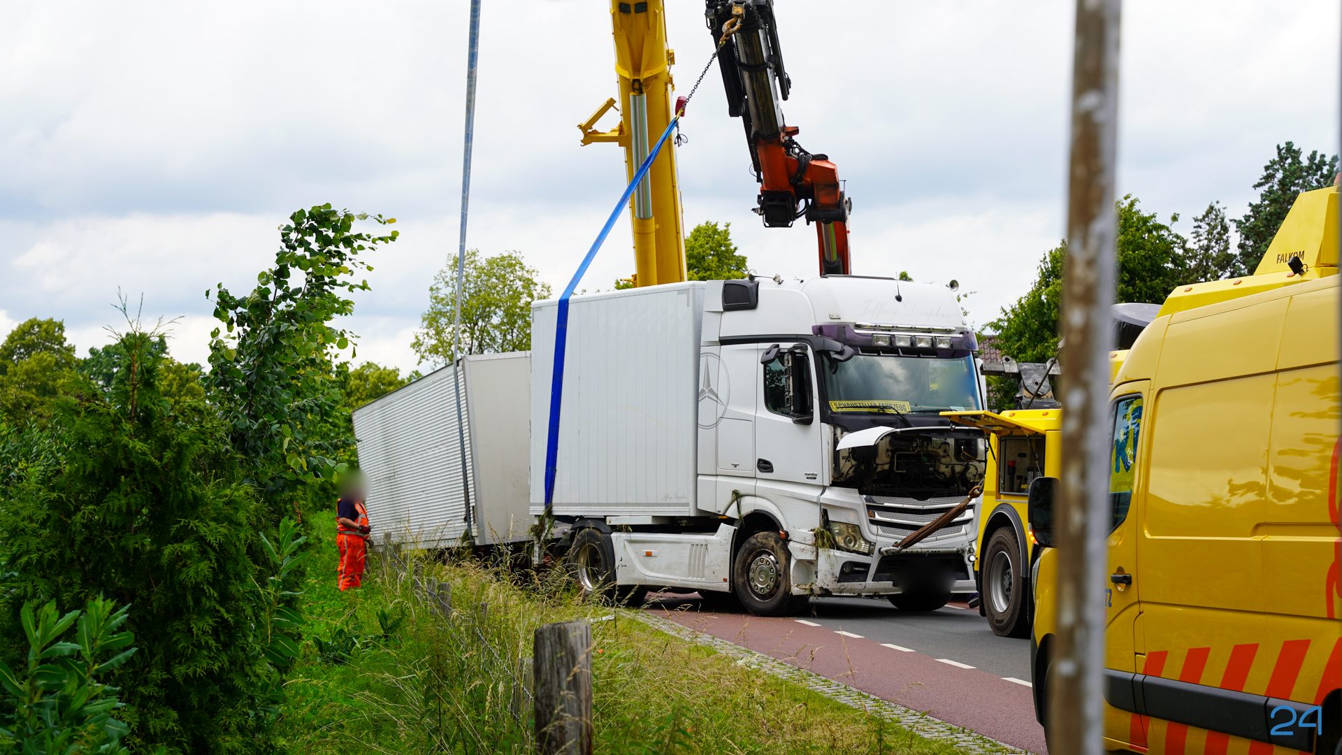 20260612_Vrachtwagen-belandt-in-greppel-langs-Heerweg-in-Nederweert_5