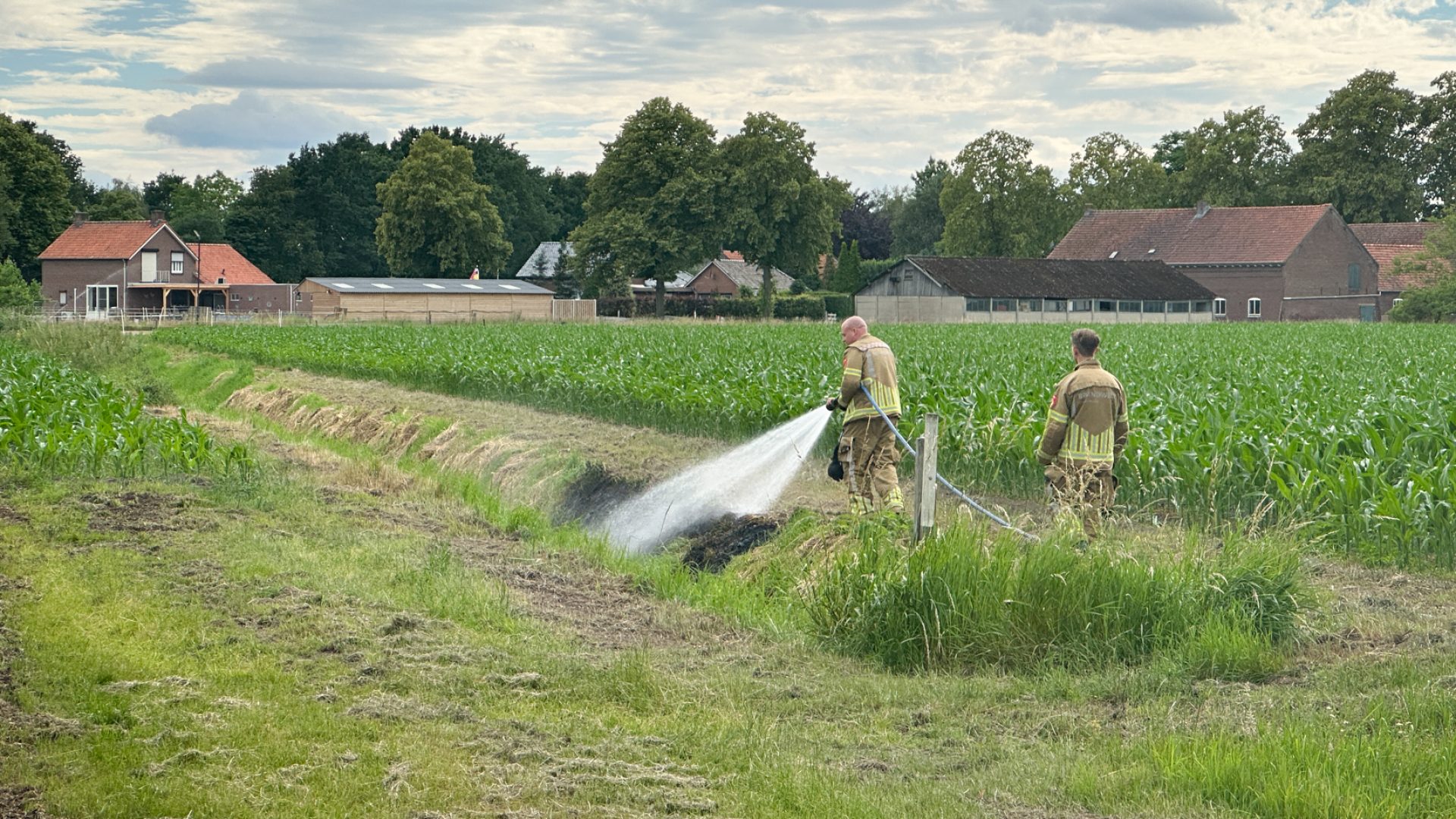 20260617_Klein-brandje-op-stuk-land-aan-de-Luitstraat-in-Leveroy_1