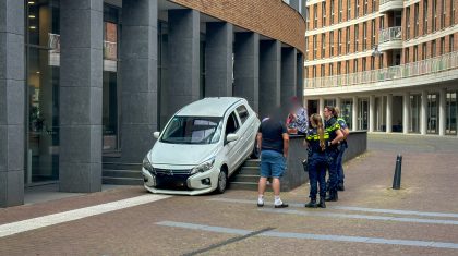 20260703_Auto-eindigt-op-trap-naast-het-stadhuis_1