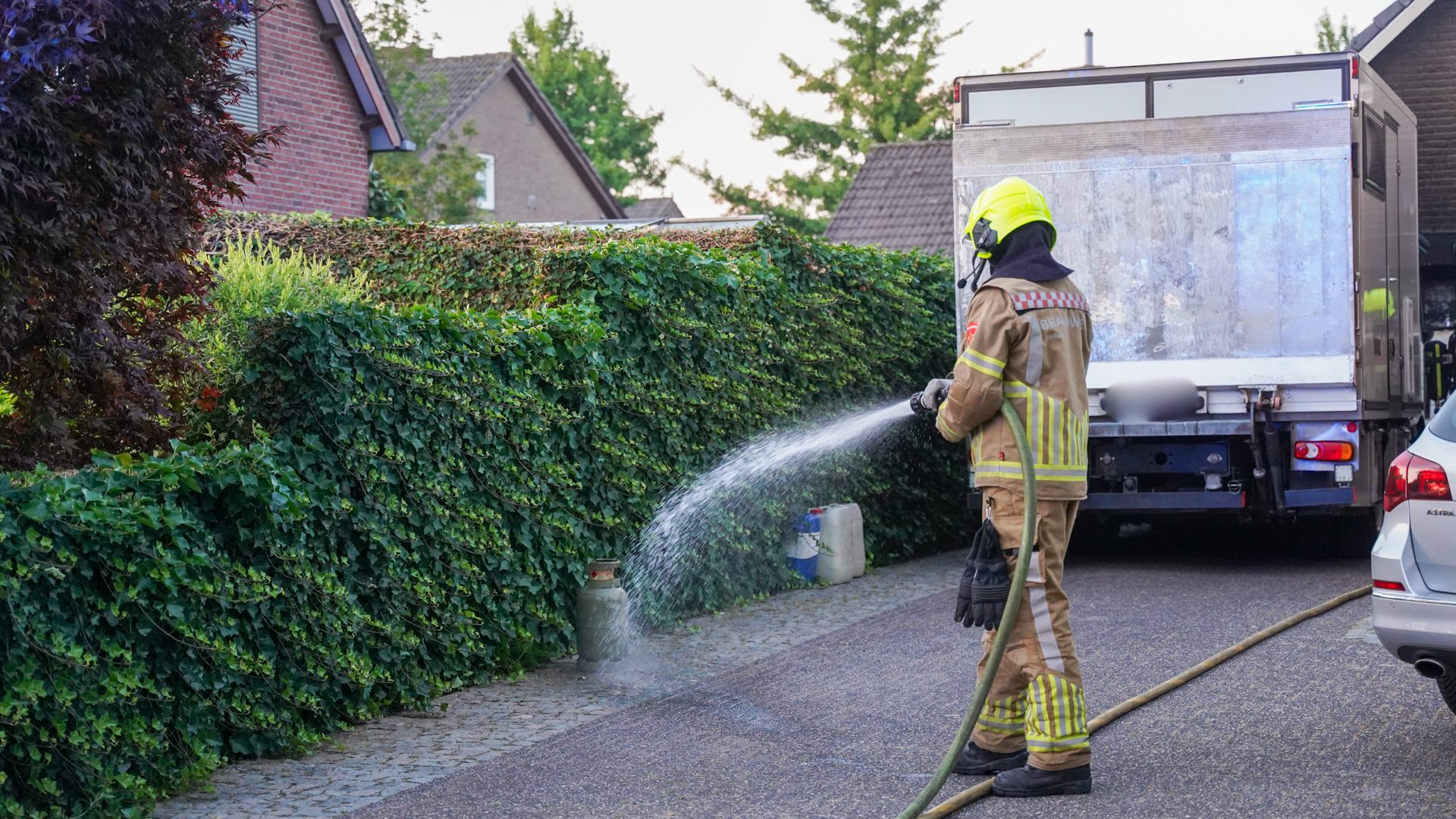 20260710_Brandweer-Nederweert-op-pad-vanwege-rokende-aggregaat-aan-Hortensiastraat_3