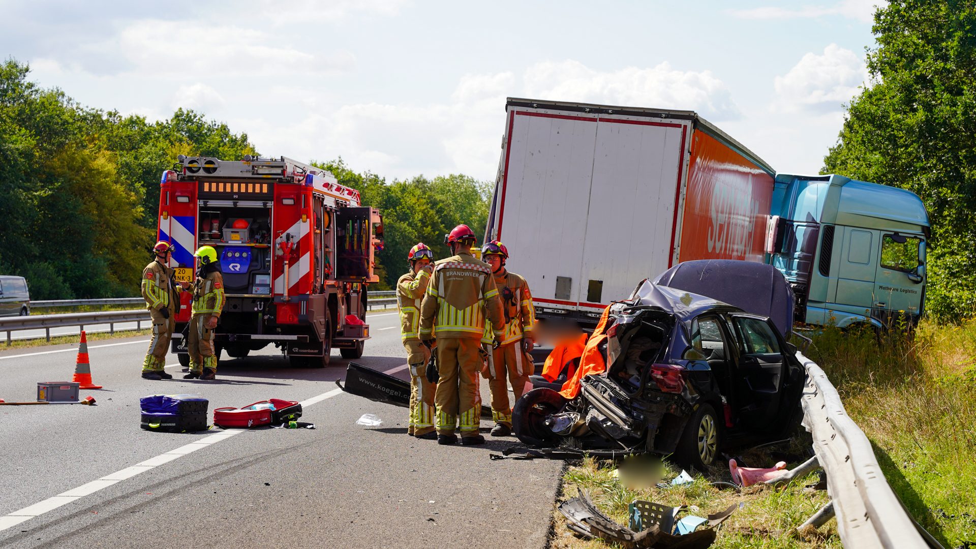 20260720_Vrachtwagen-en-personenauto-botsen-op-A2-bij-Weert_2-1
