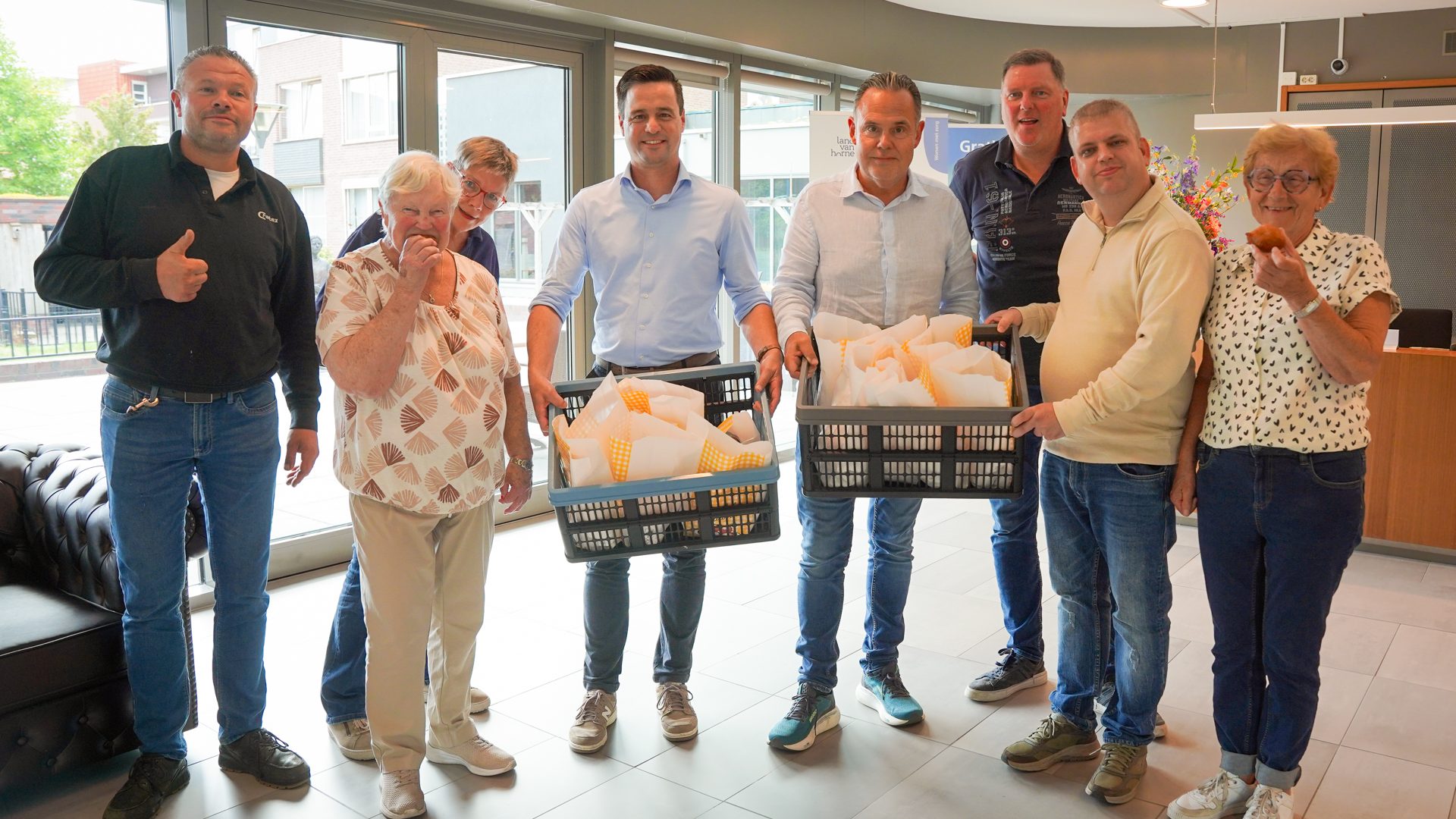 20260831_Bewoners-St.-Joseph-Nederweert-genieten-van-oliebollen-van-de-kermis_1
