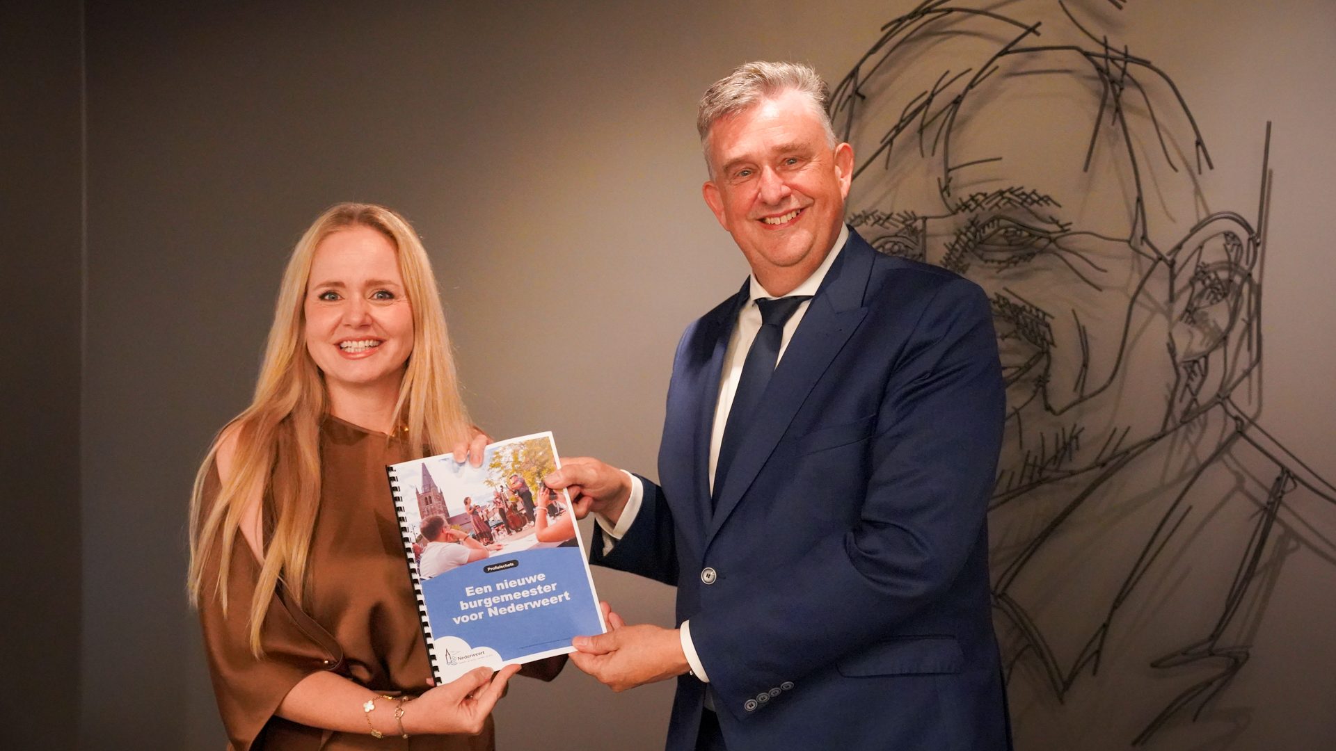 20260908_Profielschets-nieuwe-burgemeester-aangeboden-aan-gouverneur-Roemer_15