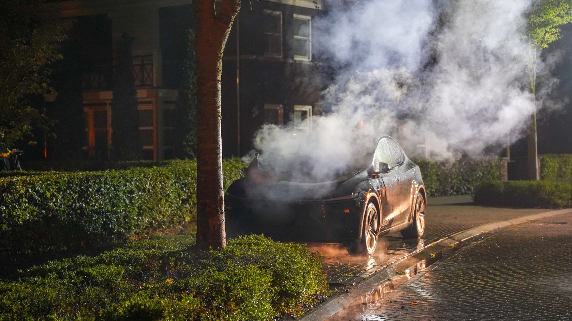 20260909_Brandweer-blust-twee-brandende-autos-aan-Hooiruiter-in-Weert_2