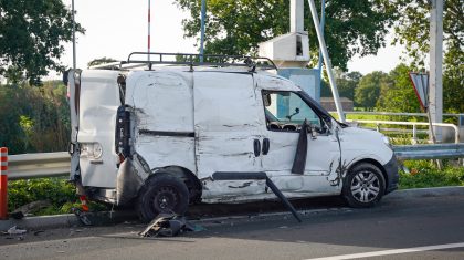 20260924_Bestelbus-en-vrachtwagen-botsen-op-Venloseweg_1